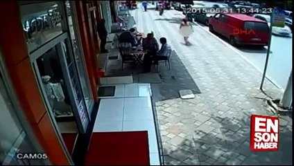 Kocaelide çırılçıplak sokağa çıkan adam dayak yedi