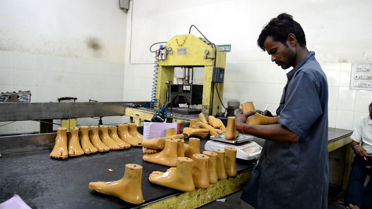 Des prothèses gratuites “made in India” pour les amputés indiens