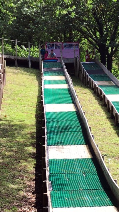 Nono fait de la luge de grand