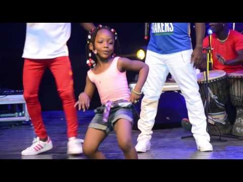 une fille de 5ans met le feu au concert de Zouglou Makers