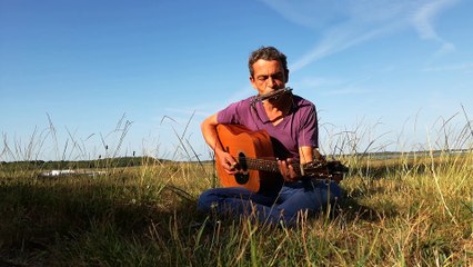 Télécharger la video: Au Cap-Ferret, Marc Delmas dévoile ses nouvelles chansons 1/7