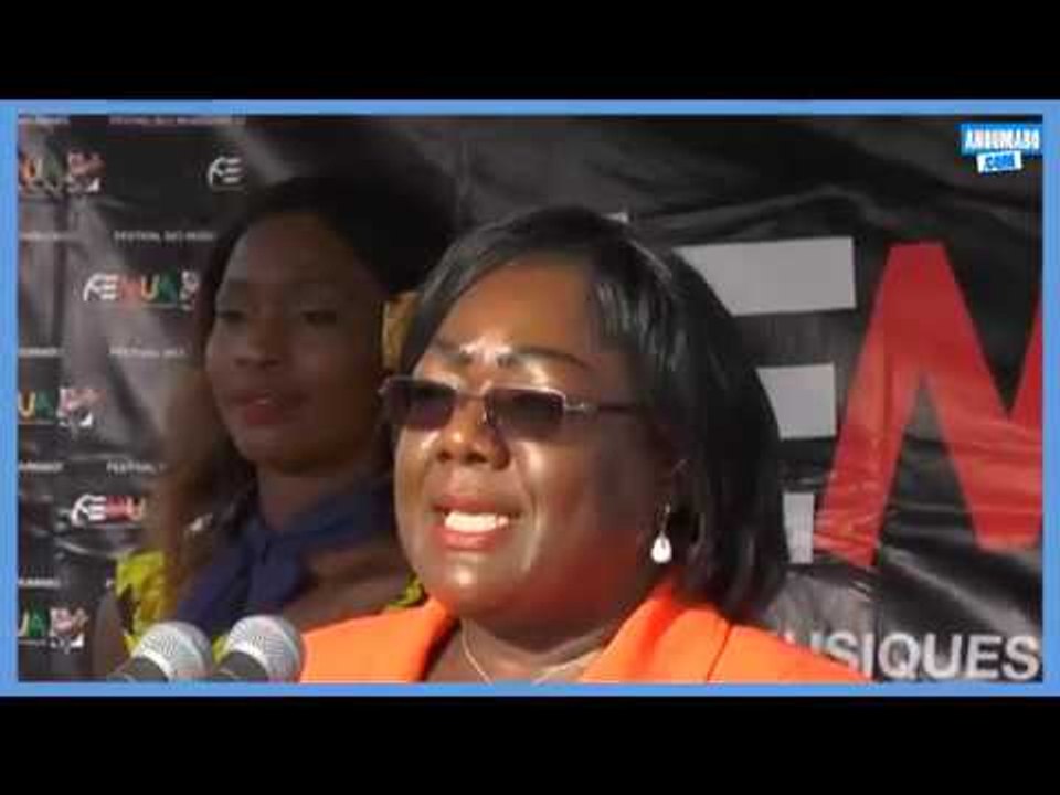 FEMUA10: Cérémonie d'ouverture, le ministre ANNE OULOTO libère en Zouglou