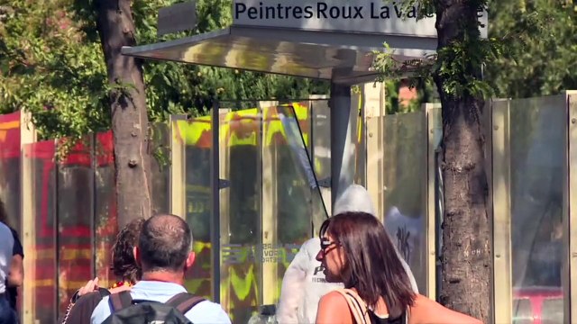 Una furgoneta embiste dos paradas de autobús en Marsella