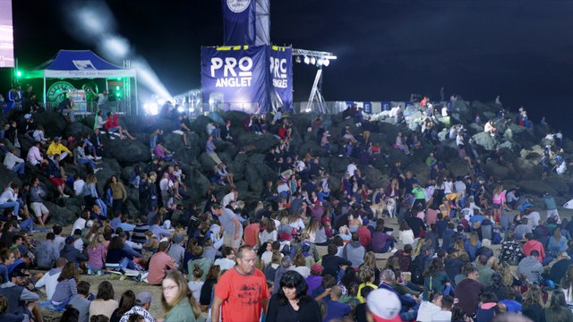Adrénaline - Surf : Le team Rip Curl remporte la compétition de surf de nuit à Anglet