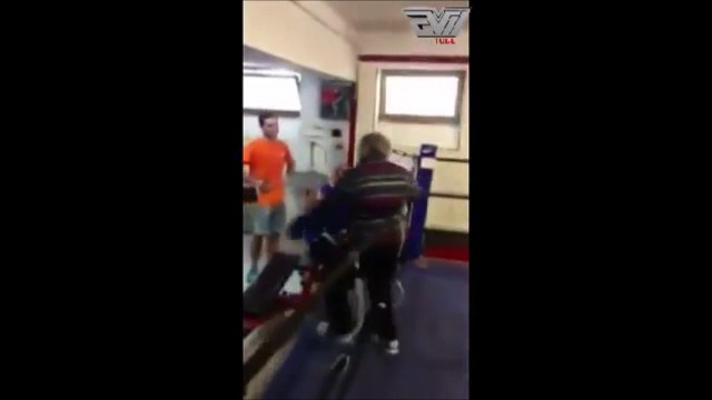 Papy VS jeune boxeur... Il a encore de beaux restes le grand père
