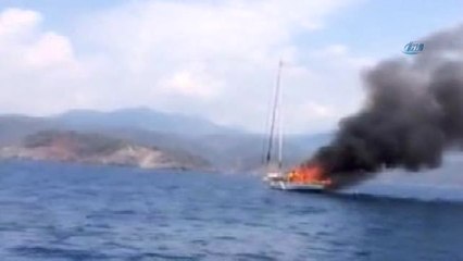 Yanan Tekne Sulara Gömüldü