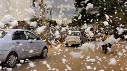 Une mousse toxique envahit les rues de cette ville dans l'indifférence
