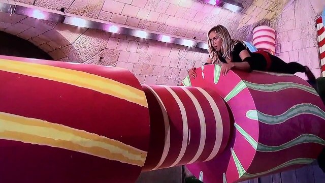 Enora Malagré sur les cylindres de Fort Boyard