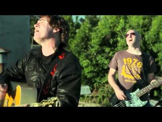 Ella es tan cargosa - Por entre los techos (video oficial) HD