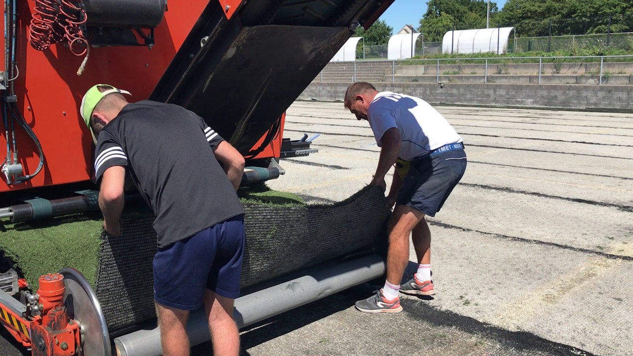 Dépose du revêtement synthétique du complexe Moulin Boisseau - Craquefou (44)