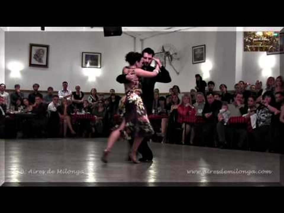 Javier Rodriguez y Virginia Pandolfi en La Baldosa milonga tango en Buenos Aires