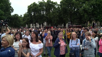Tourists react to Big Ben's final regular bongs until 2021