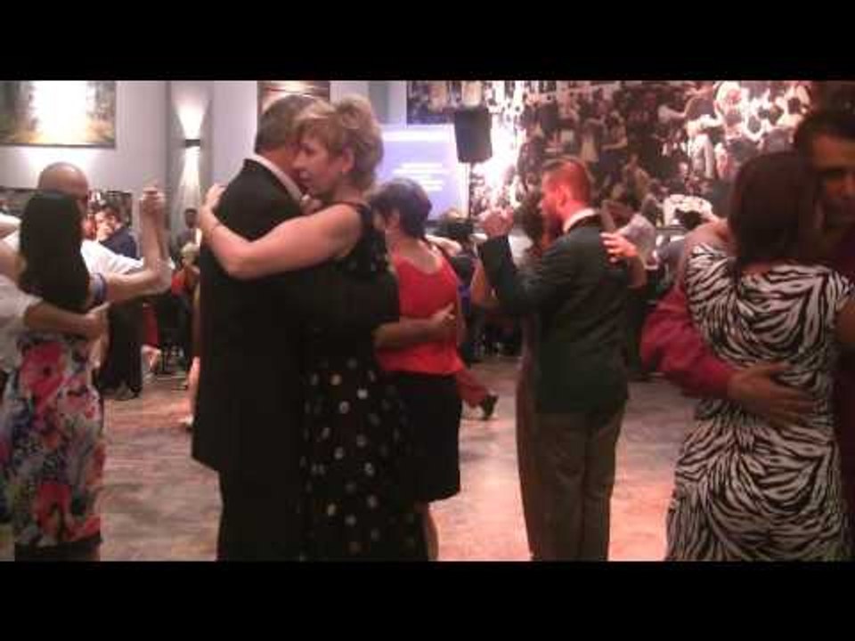 (ACTIVE SUBTITLES) Dominate dance floor , women care, embrace. Domiar pista, cuidar mujer, abrazos