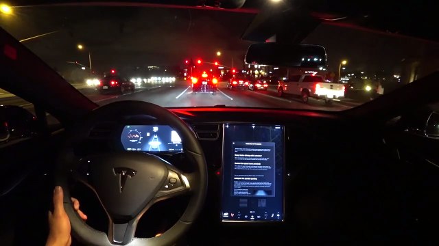 Le pilotage automatique de nuit sur la Tesla n'est pas totalement au point