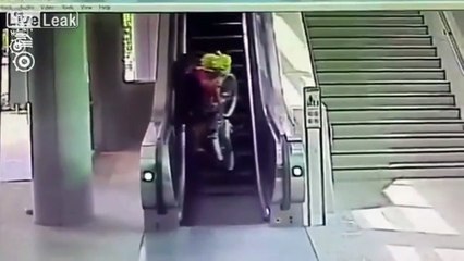 Il décide de prendre un escalator avec son vélo ! Fail