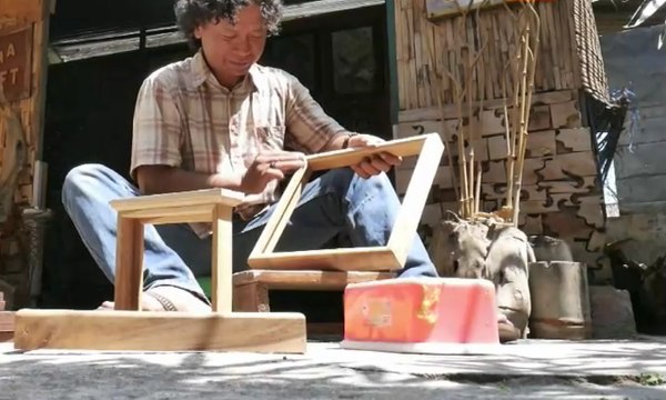 Jam Dinding Unik Ini Berbahan Limbah Kayu