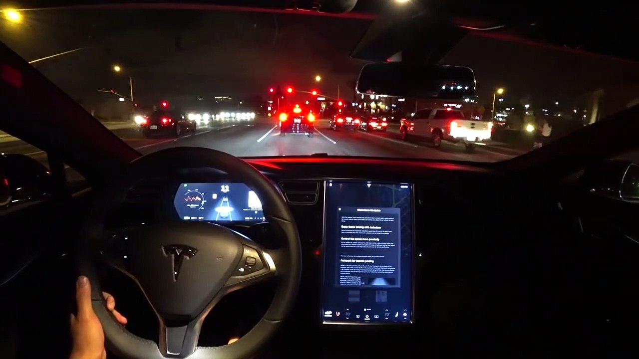 Le pilotage automatique de nuit de la voiture Tesla n'est pas encore parfait !