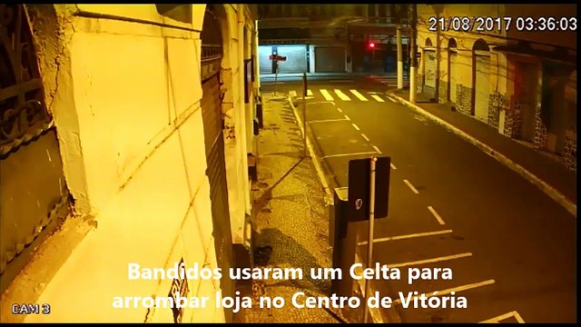 Bandidos usaram um Celta para arrombar loja no Centro de Vitória