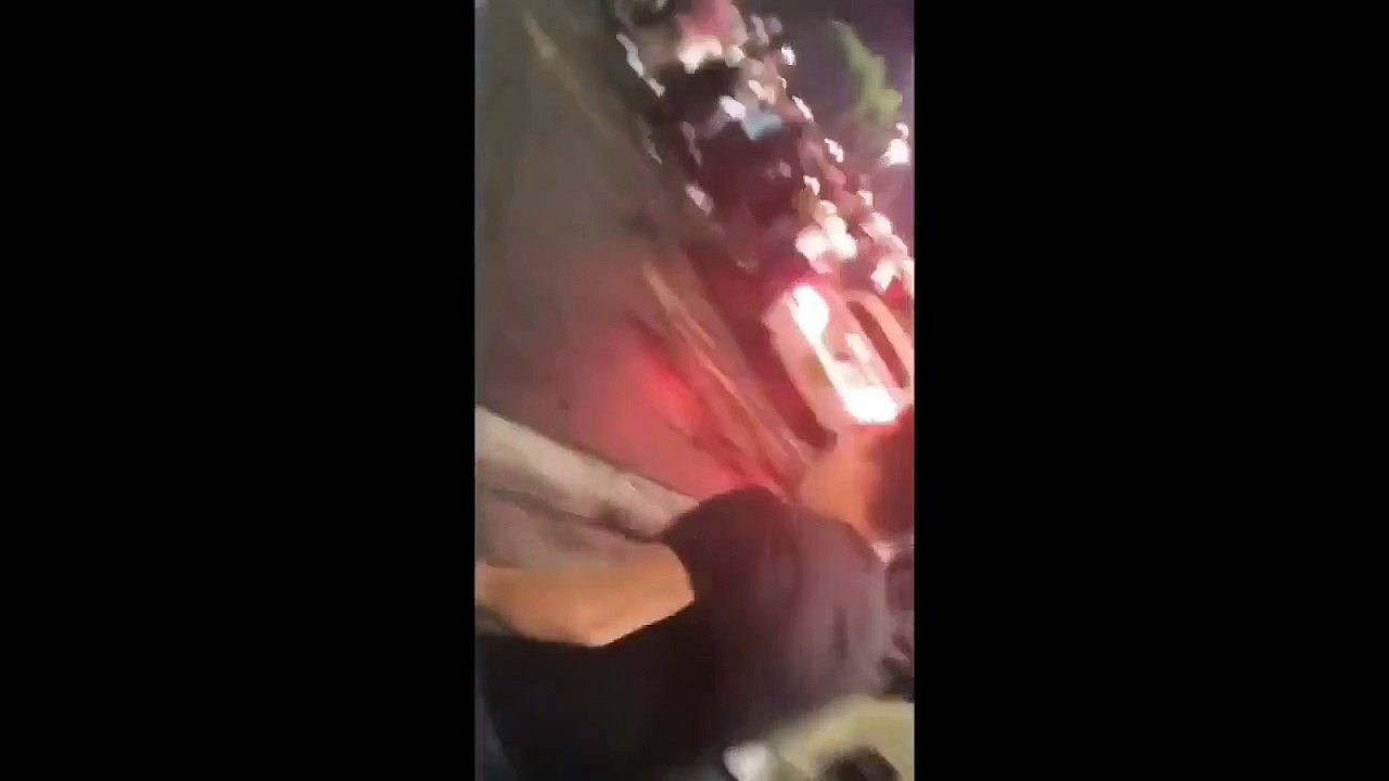 Un mustang termine son Burn out dans la foule lors d'un rassemblement tuning !