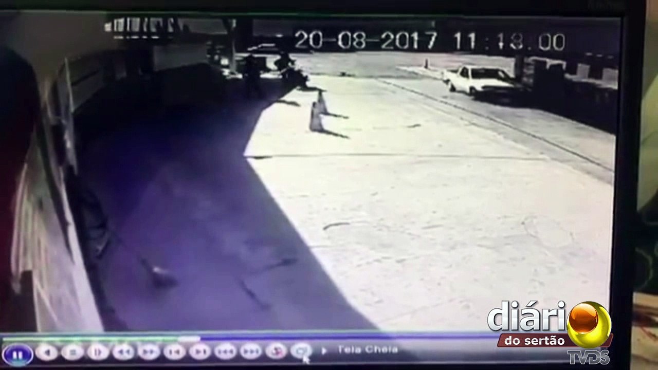 Câmeras de segurança mostram troca de tiros entre policial e bandidos durante assalto em Sousa