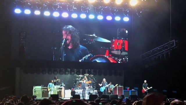 Les Foo Fighters jouent avec Rick Astley en concert