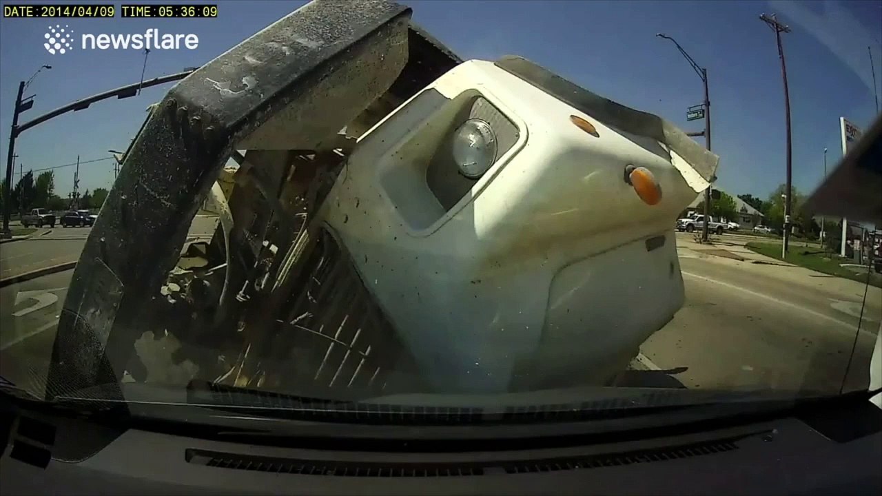 Quand régis veut prend un virage à toute vitesse avec sa bétonnière !