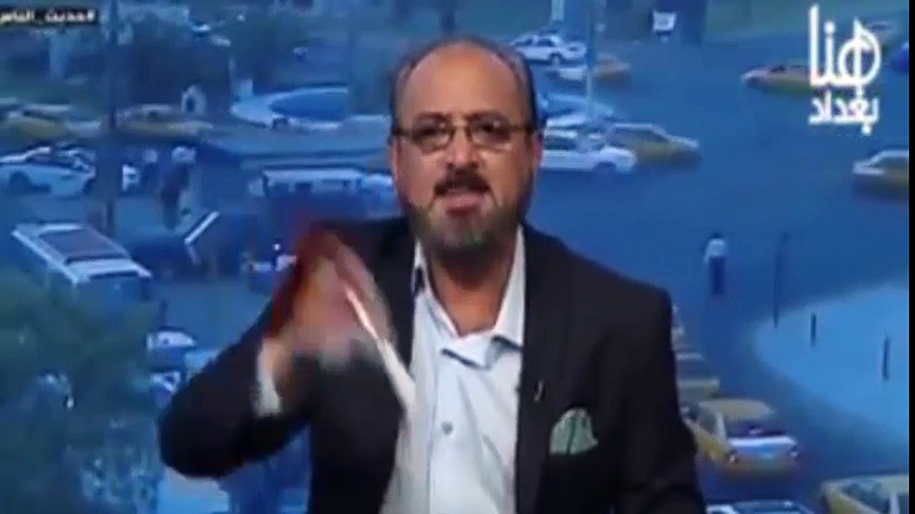 اعلامي عراقي يرفع حذائه بالاستوديو