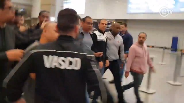 Vascaínos xingam e pedem saída de Milton Mendes em desembarque; assista