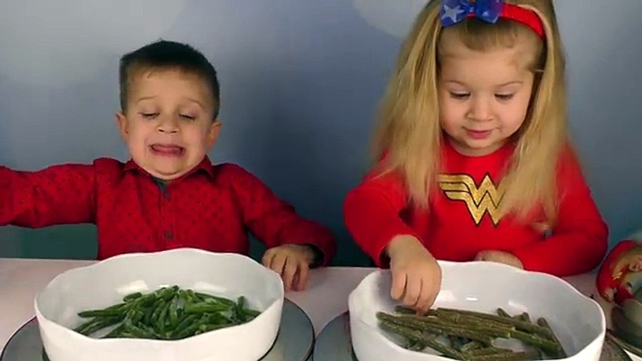 Конфеты Шаль питание смолистый реальная против обычная еда против мармелада челлендж мама плачет