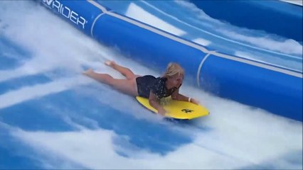 Elle perd son maillot de bain dans une vague artificielle !