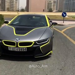 Juste une bmw i8 qui roule dans une flaque d'eau
