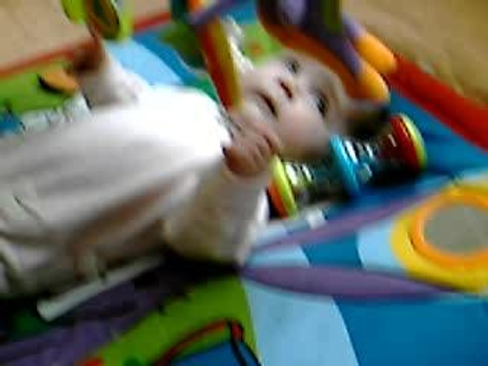 angèle joue sur son tapis d'eveil