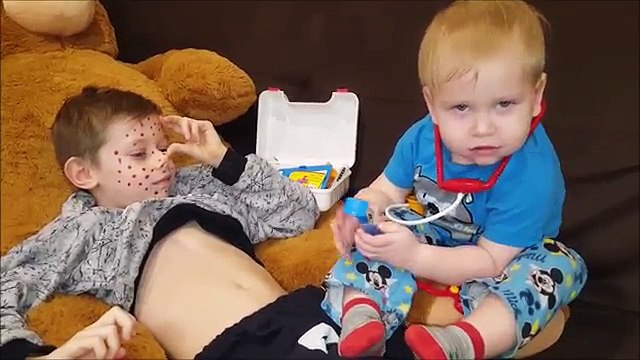 Играем в доктора. УКОЛЫ В ПОПУ. Сестра заболела РОЗОВЯНКОЙ! Видео для детей