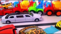 Video para chicos coches de dibujos animados camión de bomberos extingue el fuego con juguetes para el desarrollo