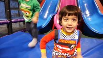 Interior patio de recreo familia divertido jugar zona para Niños gigante inflable diapositivas Niños jugar ciento