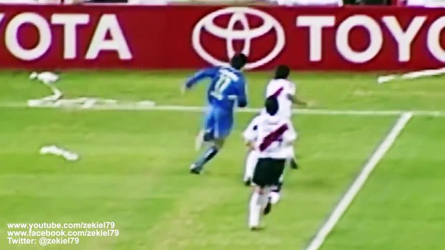 Relator enojado se indigna con la gallinita de Tevez