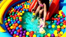 Bain avec bébé vivant poupée pagayer piscine amusement bain temps enfants des ballons et jouets