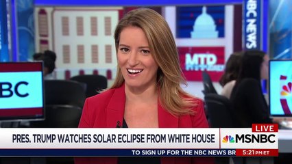 Télécharger la video: USA: Malgré toutes les mises en garde, le Président Donald Trump a regardé l’éclipse… sans lunettes !