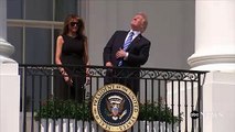 Trump, Güneş tutulmasını gözlüksüz izleyince eşi Melania yine rezil oldu