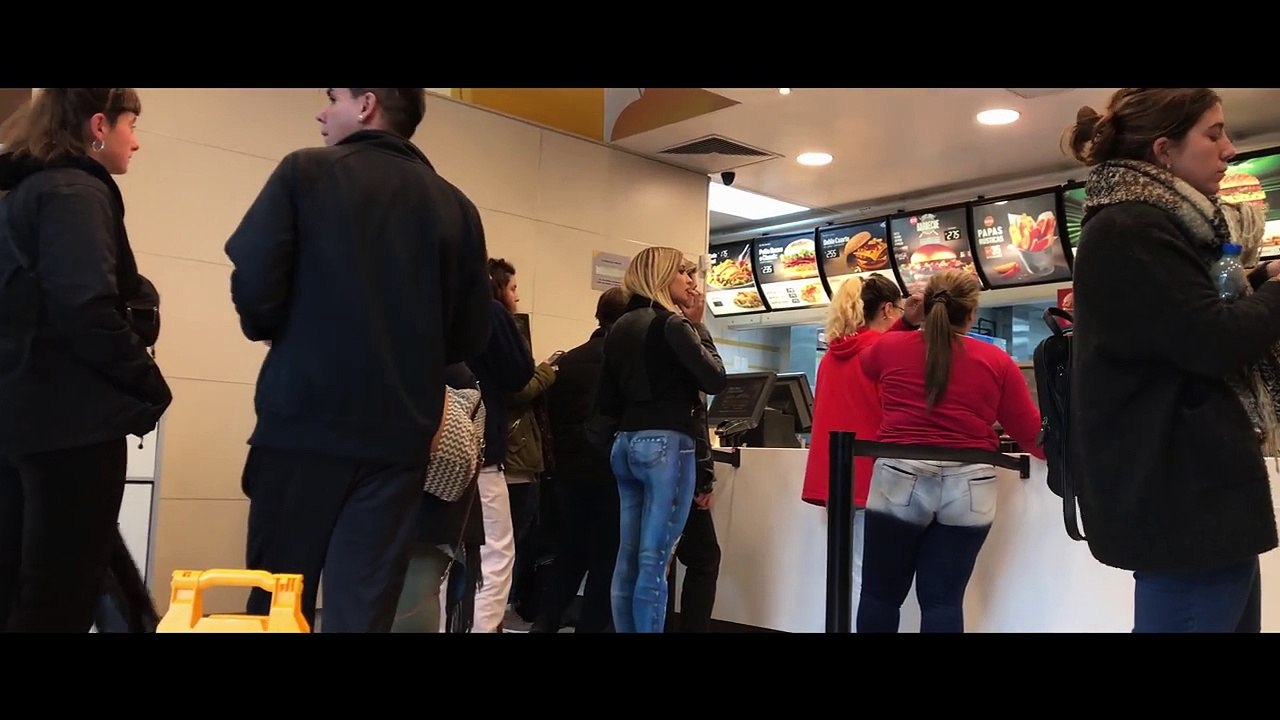MUJER CAMINA SIN ROPA POR LAS CALLES Y PASA ESTO