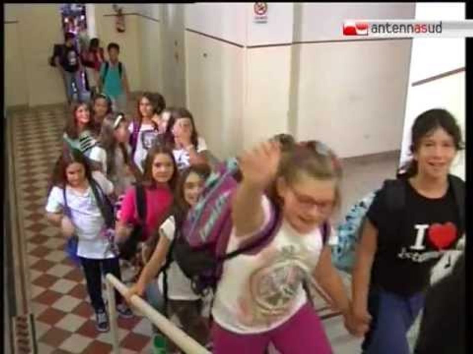 TG 13.09.12 Primo giorno di scuola, mancano banchi e professori