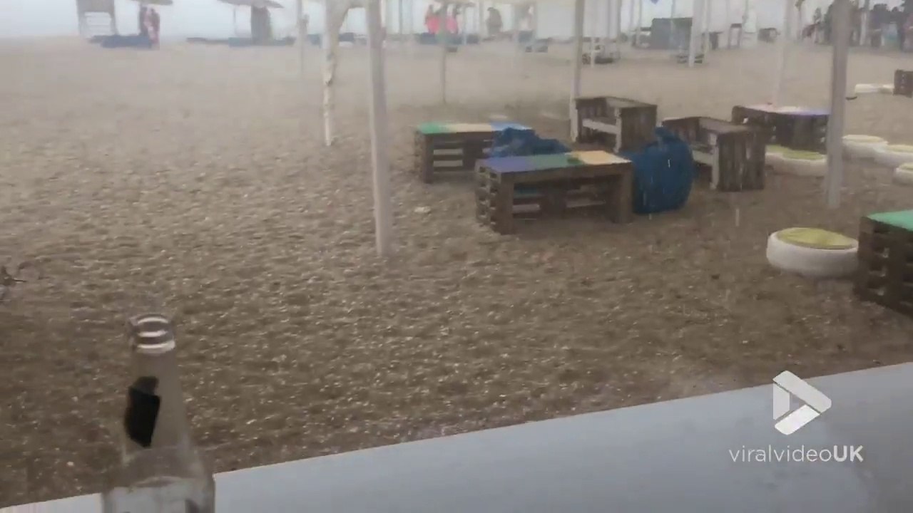 Des touristes surpris par une tempete de grele sur la plage en Ukraine !