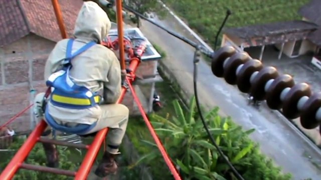 Cet électricien joue avec le courant des lignes hautes tensions !