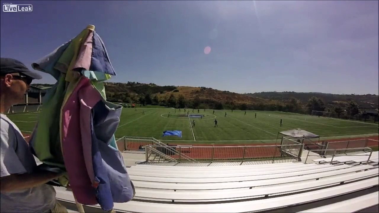 Ce débile ouvre son parasol devant la caméra dans la tribune VIDE !