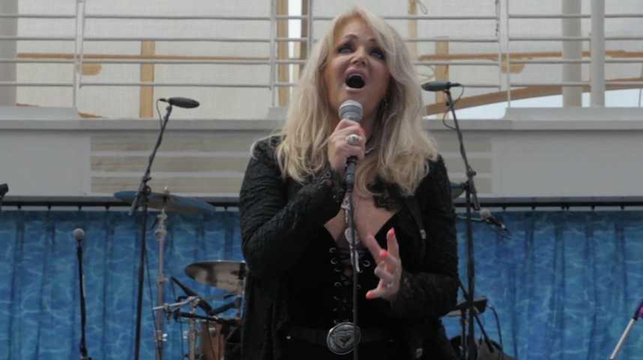 Bonnie Tyler chante "Total Eclipse of the Heart...