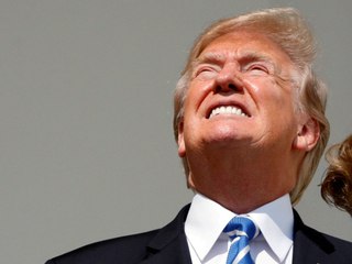 Donald Trump regarde l'éclipse sans lunettes !