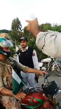 پاکستانیوں کو اپنے حقوق کا پتہ چل گیا اور ان حقوق کو حاصل کرنے کے لیے آواز بھی اٹھانے لگے۔ ویڈیو: محمد عثمان۔ کراچی