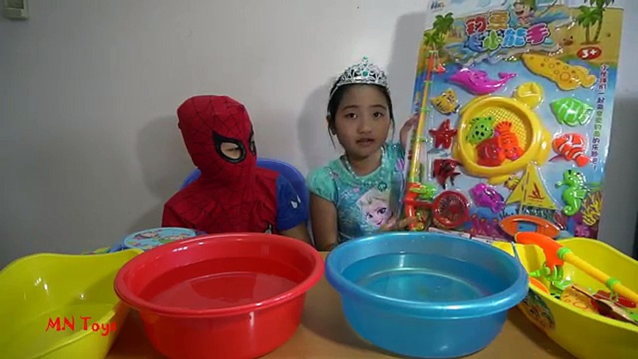 Quán ăn Elsa và Anna tập 2 LẨU HẢI SẢN đồ chơi câu cá với Siêu nhân người nhện Batman Joke