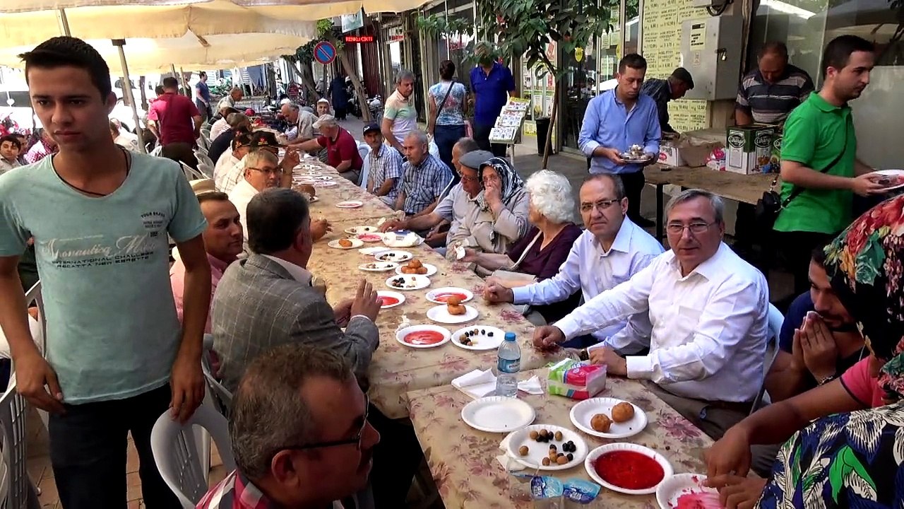 AK Parti Akhisar İlçe Teşkilatı 16.yılında şehitler adına lokma döktürdü