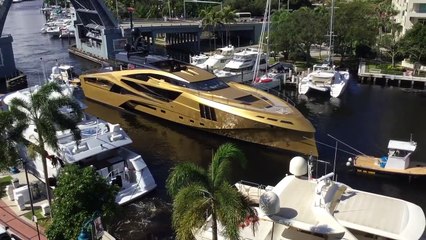 Iate banhado a ouro chama atenção ao chegar a uma marina